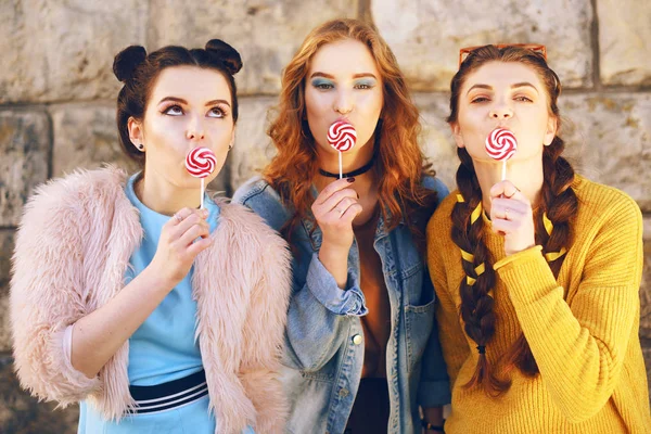 Trzy Piękne Dziewczyny Modeli Jeść Lizaki Dziewczyny Różne Fryzury Style — Zdjęcie stockowe