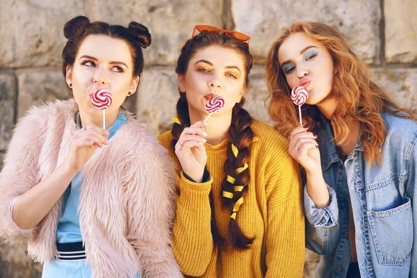 Три Красиві Моделі Дівчат Їдять Льодяники Подружки Різними Зачісками Стилями — стокове фото