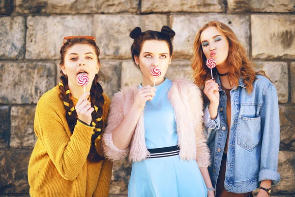 Tres Hermosas Modelos Chicas Comen Piruletas Novias Con Diferentes Peinados —  Fotos de Stock