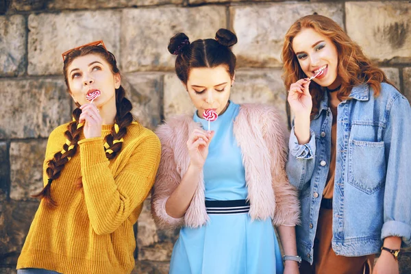 Tres Hermosas Modelos Chicas Comen Piruletas Novias Con Diferentes Peinados — Foto de Stock