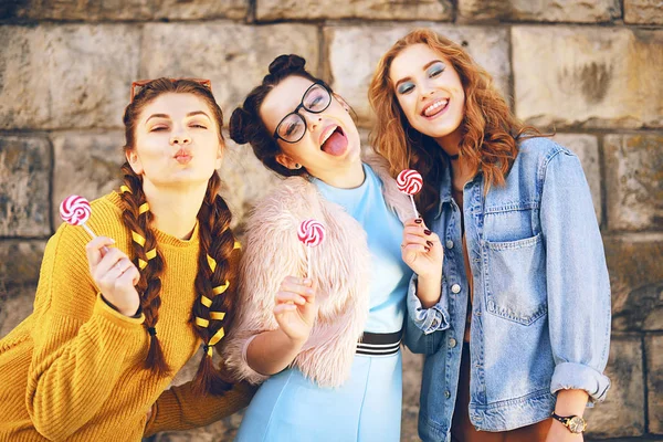 Drei Schöne Mädchen Models Essen Lutscher Freundinnen Mit Unterschiedlichen Frisuren — Stockfoto