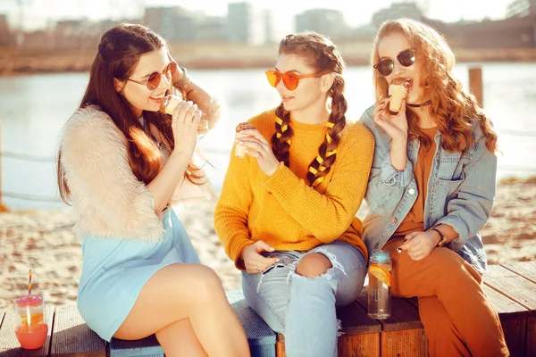 Three Girls Sit Beach River Talk Gossip Joke Laugh Smile — Stock Photo, Image