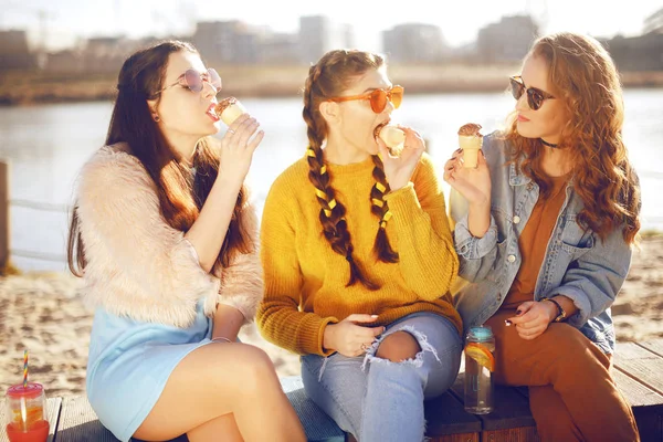 이야기 해변에 여자는 아이스크림을 먹는다 Hipster 선글라스를 착용입니다 Hairslyle와 — 스톡 사진