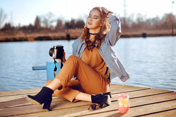 Beautiful Girl Sitting Pier River Hipster Model Choker Blond Cerly — Stock Photo, Image