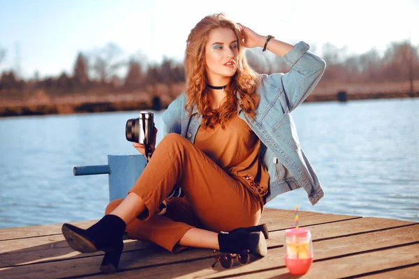 Schönes Mädchen Das Auf Dem Pier Der Nähe Des Flusses — Stockfoto