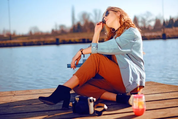 Bella Ragazza Seduta Sul Molo Vicino Fiume Modello Hipster Occhiali — Foto Stock