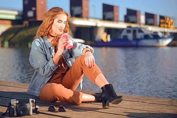 Kaunis Tyttö Istuu Laiturilla Lähellä Jokea Hipster Malli Kuristin Vaaleat — kuvapankkivalokuva