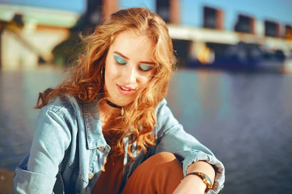 Beautiful Girl Sitting Pier River Hipster Blonde Model Gorgeous Cerly — Stock Photo, Image