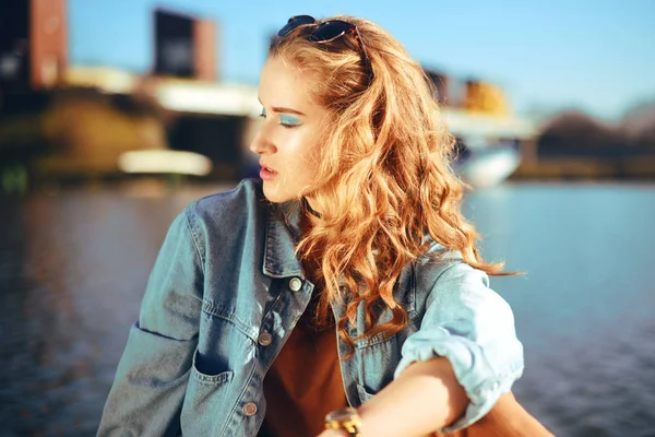 Beautiful Girl Sitting Pier River Hipster Model Sunglasses Gorgeous Cerly — Stock Photo, Image