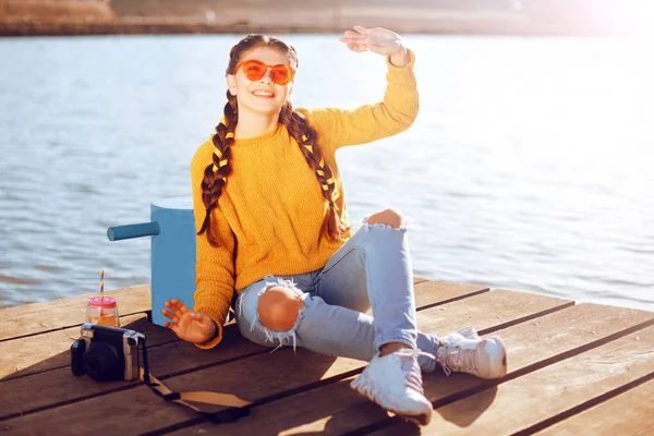 Das Mädchen Heißen Sonnigen Tagen Spaß Haben Sommerstimmung Mädchen Mit — Stockfoto