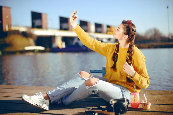 Piękna Dziewczyna Siedzi Molo Pobliżu Rzeki Hipster Modelu Żółty Brunetka — Zdjęcie stockowe