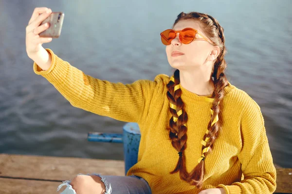 Piękna Dziewczyna Siedzi Molo Pobliżu Rzeki Hipster Modelu Żółty Brunetka — Zdjęcie stockowe