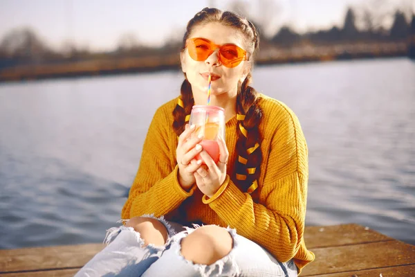 Dziewczyna Upalny Słoneczny Dzień Pije Lemoniadę Letnie Wibracje Dziewczyna Żółtych — Zdjęcie stockowe