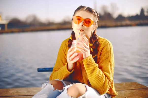 Het Meisje Hete Zonnige Dag Drinkt Limonade Zomer Vibes Meisje — Stockfoto