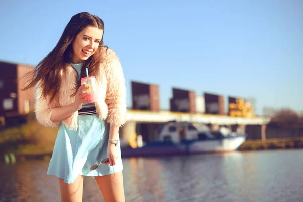 Mädchen Einem Sommerblauen Kleid Auf Dem Hintergrund Einer Jacht Und — Stockfoto
