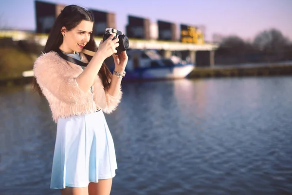 Güzel Pier Girl Nehri Yakınında Uzun Saçlı Mavi Elbiseli Modeli — Stok fotoğraf