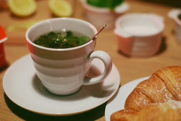 Grüner Tee Mit Minze Und Croissants Auf Einem Holztisch — Stockfoto