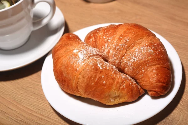 Croissants Auf Einem Teller Auf Einem Holztisch Hausgemachte Croissants — Stockfoto