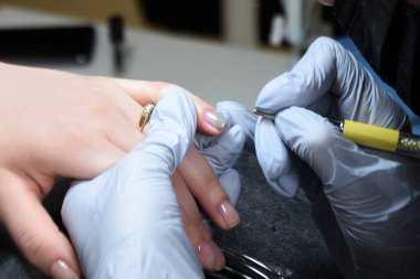 Asıl manikür yapar. Rahatlatıcı gün Güzellik Salonu. Manikürcü usta el manikür kadının üzerinde yapar. Kız boya çivi, renk jel tırnak cilası parmak tırnak Salonu