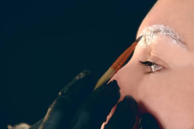 Efendi kaşlarını yapıyor. Kaş kaplaması. Kız kuaförde kaş yapıyor. Güzel kaş şekli. Profesyonel kaş kaplaması.