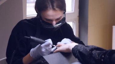 Gomalak kaldırma. Asıl manikür yapar. Rahatlatıcı gün Güzellik Salonu. Manikürcü usta el manikür kadının üzerinde yapar. Kız çivi, renk jel tırnak cilası parmak tırnak salonu eğitim. Çivi dökmek