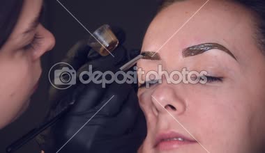 Efendi kaşlarını yapıyor. Kaş kaplaması. Kız kuaförde kaş yapıyor. Güzel kaş şekli. Profesyonel kaş kaplaması