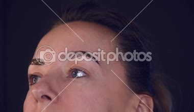 Efendi kaşlarını yapıyor. Kaş kaplaması. Kız kuaförde kaş yapıyor. Güzel kaş şekli. Profesyonel kaş kaplaması