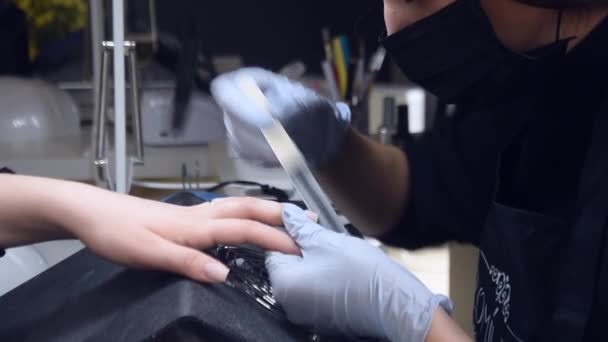 Schellak Verwijdering Meester Maakt Een Manicure Dagje Salon Van Schoonheid — Stockvideo
