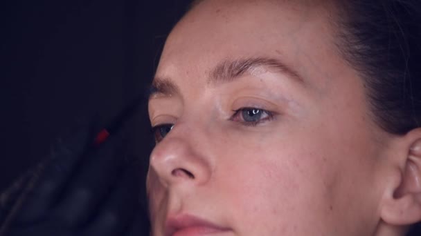 Master Makes Eyebrows Eyebrow Lamination Girl Makes Eyebrows Salon Beautiful — Stock Video