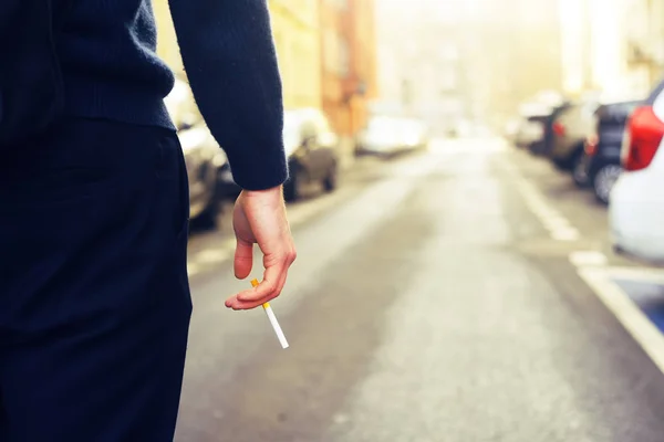 Rökning Dödar Man Röker Vägen Mannen Gamla Gatan Röka Cigaretterna — Stockfoto
