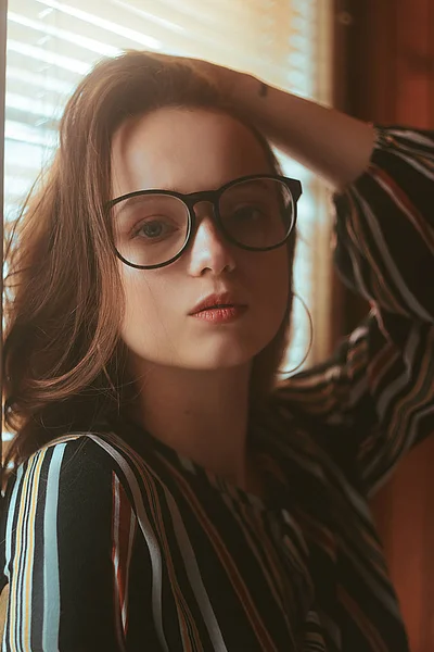Güzellik Seksi Moda Modeli Kadın Portre Gözlük Takıyorum Zarif Kadın — Stok fotoğraf