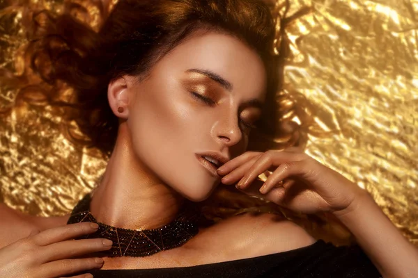 Arany Divat Smink Art Beauty Face Ajkak Teszik Golden Brokade — Stock Fotó