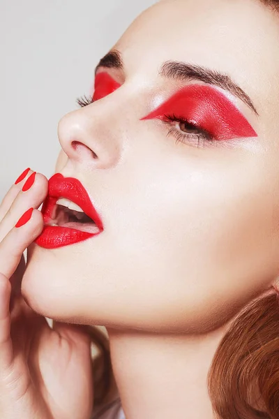 Piękny Portret Seksownych Kobiet Makijażem Glamour Czerwone Usta Czerwone Oczka — Zdjęcie stockowe