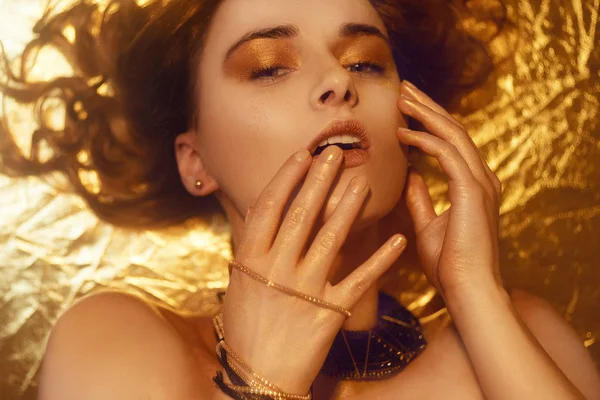 Arany Divat Smink Art Beauty Face Ajkak Teszik Golden Brokade — Stock Fotó