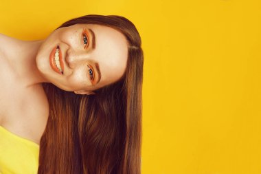 Parlak kahverengi düz uzun saçlı güzel kız. Keratin doğrultma . Tedavi, bakım ve spa. Çilleri ile turuncu makyajlı kadın. Boş kopyalama alanı nın yanında kameraya bakan smile kız