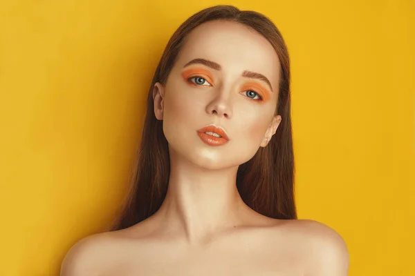 Schönheit Modell Mädchen Mit Gelb Orange Professionelles Make Orange Lidschatten — Stockfoto
