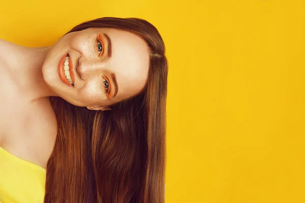 Parlak Kahverengi Düz Uzun Saçlı Güzel Kız Keratin Doğrultma Tedavi — Stok fotoğraf