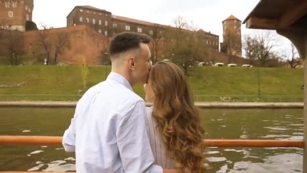 Yelkenli Teknede Aşık Genç Bir Çift Mutlu Bir Yaşam Tarzı — Stok video