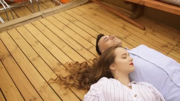 Молода Пара Лежить Палубі Корабля Літній День Дівчина Довгим Волоссям — стокове відео