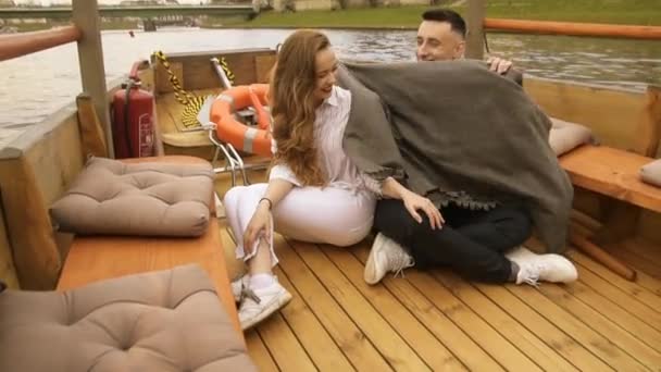 Yelkenli Teknede Aşık Genç Bir Çift Mutlu Özel Yaşam Tarzı — Stok video