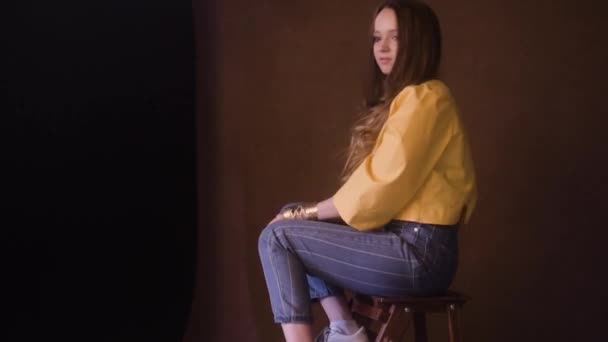 Fotógrafo Tirando Foto Modelo Moda Cortada Com Cabelo Cerly Morena — Vídeo de Stock