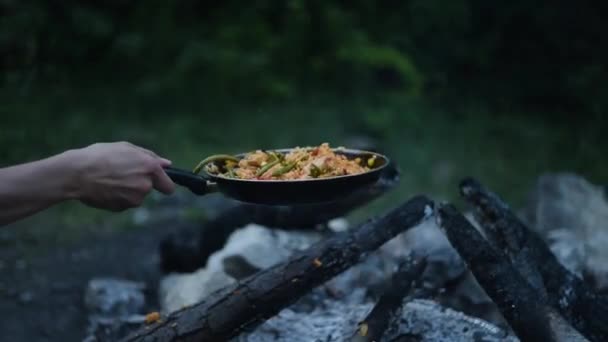 Mand Kampagne Forbereder Ris Bålet Mand Laver Mad Skoven Pande – Stock-video