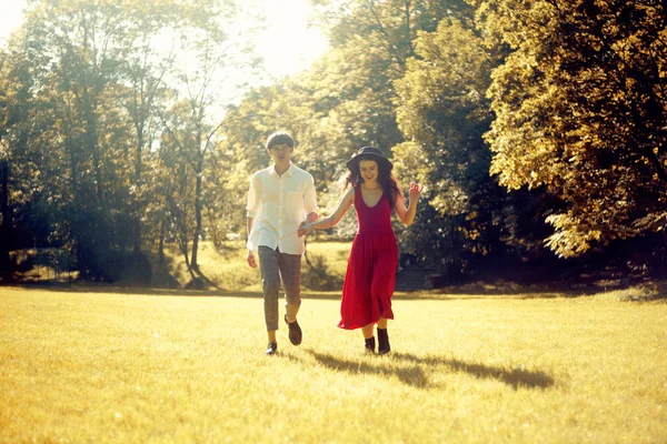 Couple Courant Dans Forêt Champ Fille Dans Une Longue Robe — Photo