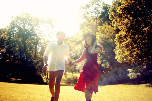 Paar Läuft Wald Feld Mädchen Langem Rotem Kleid Und Hut — Stockfoto