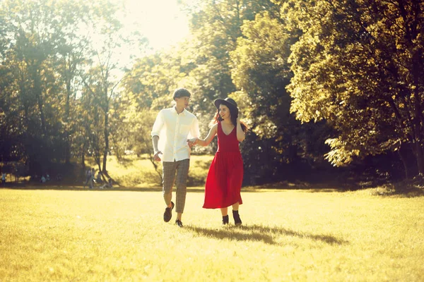 Pareja Corriendo Bosque Campo Chica Vestido Rojo Largo Sombrero Hombre —  Fotos de Stock