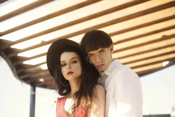 Beau Couple Mode Sur Fond Abstrait Des Hipsters Mode Fille — Photo