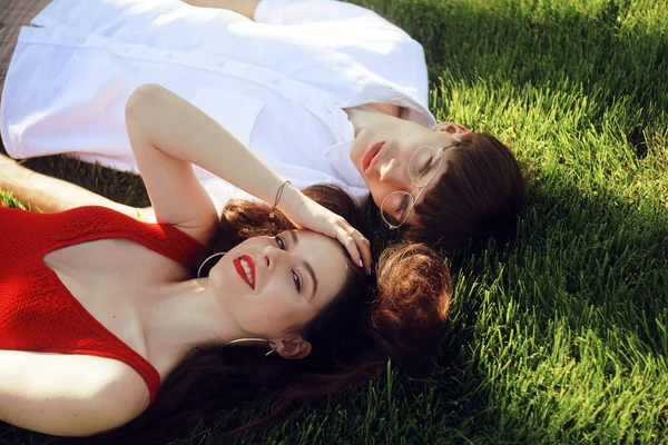 Romantisches Paar Junger Leute Die Park Auf Gras Liegen Glückliches — Stockfoto