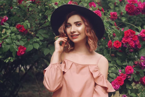 Beautiful Romantic Young Woman Background Pink Natural Flowers Posing Летние — стоковое фото
