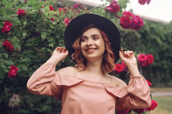 Beautiful Romantic Young Woman Background Pink Natural Flowers Posing Летние — стоковое фото