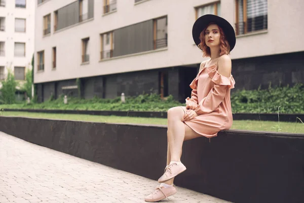 Hermosa Chica Vestido Rosa Sentado Cerca Edificios Gran Altura Mujer —  Fotos de Stock